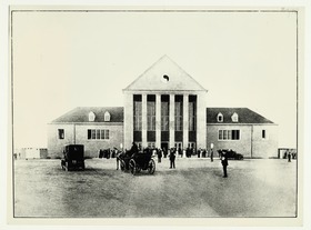 Bildungsanstalt Hellerau, Dalcroze-Institut, Festspielhaus von außen mit Besuchern und Kutsche