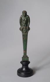 Weibliche Halbfigur mit Kartusche