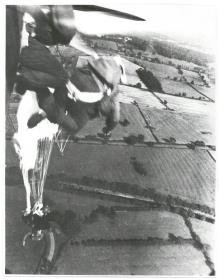 Luftaufnahme aus der Serie: Eine Frau springt aus 7000 Höhe mit dem Fallschirm ab