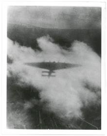 Luftaufnahme, Flugzeugschatten auf Wolken