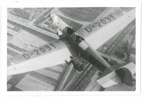 Luftaufnahme, Willy Ruge beim Sprung aus dem Flugzeug