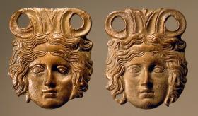 Attaschenpaar mit weiblichen Köpfen in flachem Relief