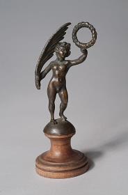 Putto mit Lorbeerkranz und Palmwedel