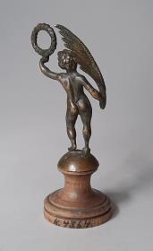 Putto mit Lorbeerkranz und Palmwedel