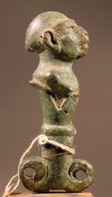 Messergriff mit groteskem Kopf