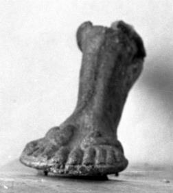 Gerätfuβ in Form eines Paars menschlicher Füße mit Sandalen (von einem römischen Klapphocker)