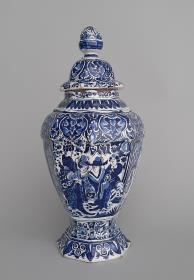 Achtseitige Deckelvase mit Chinesen in Gartenlandschaft (Vasenpaar)