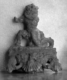 Etruskische Helmbuschattasche mit Figur eines laufenden Silen