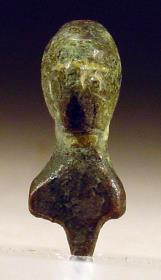 Weitgehend unkenntliche Büste mit Zapfen an der Unterseite