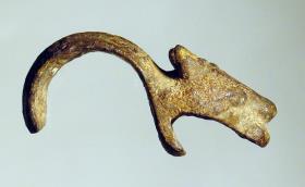 Hundeartiger Kopf mit dem Rest eines Rings (evtl. Lampengriff)