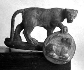 Fragment eines Jochbeschlags: Panther legt seine Tatze auf eine mit einer liegenden Ziege im Relief verzierte Scheibe