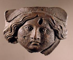 Weibliche Maske mit breitem Gesicht