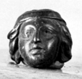 Jugendliche Maske mit einem breiten Band über der Stirn