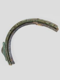 Doppelförmiges Wagenbeschlag-Fragment
