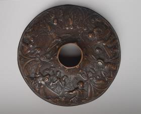 Fuß eines Kelches mit reichem Relief