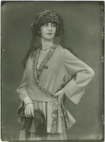 Frau mit Jacke von Marie Latz