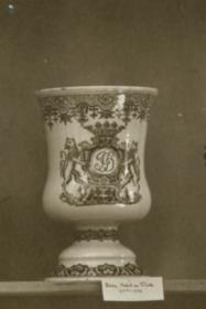 Fußbecher mit Wappen und Namenszug