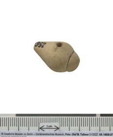 kegelförmige Zählmarke mit Ritzung und Bohrung