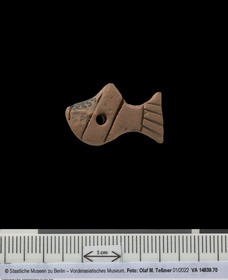fischförmiger Token mit zentraler, durchgängiger Bohrung und Ritzung