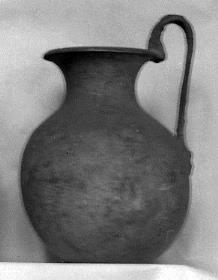 Krug mit Amorfigur als Henkelattasche