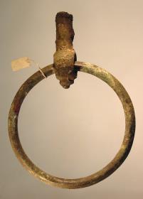 Großer Ring, an einem Zapfen hängend
