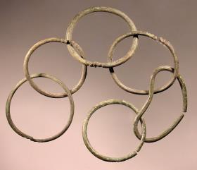 Kette aus sechs glatten Ringen mit verzierten Enden