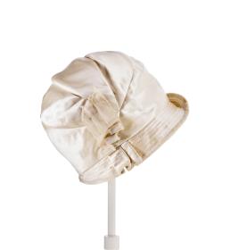 Topfhut aus cremefarbenem Satin