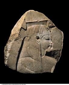 Relieffragment mit Darstellung der Königin Teje von der Stele Amenophis III. bei den Memnonkolossen