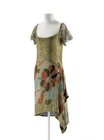 Goldfarbenes Abendkleid mit großflächigem Blumenmuster