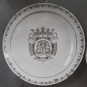 Große Schüssel mit bekrönter Kartusche mit Spiegelmonogramm