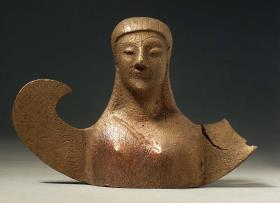 Oberkﾃｶrper einer geflﾃｼgelten Frau, linker Flﾃｼgel fragmentiert und gerissen, sonst intakt, Oberflﾃ､che durch Behandlung angegriffen, feine Ritzungen, wohl als Attasche o. ﾃ､. verwendet