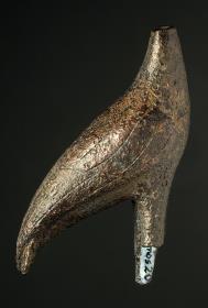 Fragment eines Vogels, verloren: untere Teile der Beine (vor allem des rechten), Kopf; reduziert, Oberfläche recht gut erhalten
