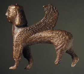 Schreitende geflügelte Sphinx, Oberfläche stark zerstört, verloren: Schwanz und untere Teile der Hinterbeine; im rechten Vorderbein Einlasszapfen erhalten, Flügel laufen zusammen (massiv)