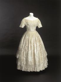 Festkleid aus Satin mit Spitzenüberkleid