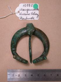 Hufeisenfibel mit Drachenkopfenden