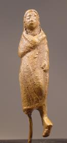 Statuette einer Frau (?) im Mantel