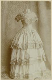 Damenkleid des 19. Jahrhunderts, Ausstellung 200 Jahre Kleiderkunst