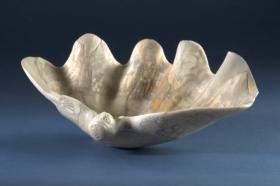 Figürlich gravierte Tridacna-Muschel