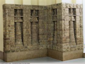 Fassade des Innin-Tempels des Karaindasch (Ausschnitt)