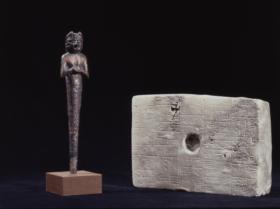 Alabasterplatte in Ziegelform mit Keilschriftinschrift