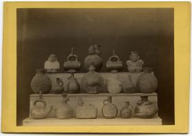Gefäße, Figurengefäße und Steigbügelgefäß (Bremer Sammlung)