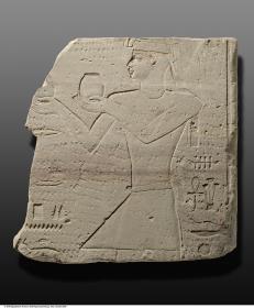 Fragment eines Türpfostens mit der Darstellung des Königs Schabako beim Opfer