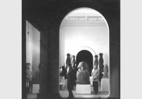 Aufstellung des Ägyptischen Museums und der Papyrussammlung im Bode-Museum, Blick in den Saal des frühen Neuen Reiches, Raum 5
