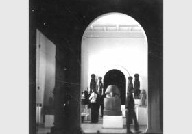 Aufstellung des Ägyptischen Museums und der Papyrussammlung im Bode-Museum, Blick in den Saal des frühen Neuen Reiches, Raum 5