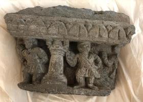 Schmuckfries mit Figuren in Kushana-Tracht unter Lotosblattfries (Fragment)