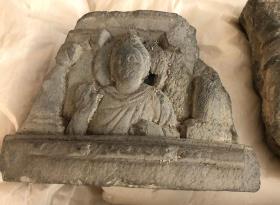 Fries mit Büste eines Buddha (Fragment)
