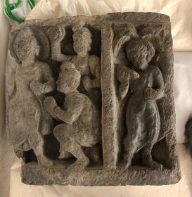 Erzählende Szene (Fragment): Verehrung eines stehenden Buddha in Schutzgeste (abhaya-mudra); Frau unter Baum mit Spiegel