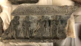 Schmuckfries (Fragment): Vier Männer in verschiedenen Posen, einer mit Schwert, ein anderer mit Schild; unter Akanthusblattfries