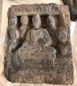 Erzählende Szene (Fragment): Erste Predigt des Buddha im Gazellenhain von Sarnath (dharmachakra rechts des Thrones)