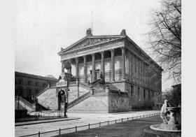 Blick von Osten auf den Eingangsbereich der Nationalgalerie mit Freitreppe, dem Reiterstandbild von Alexander Calandrelli und der Brunnenfigur von Max Klein